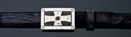 TKSBG rectangular Cross buckle with Garnet on Black Bullhide