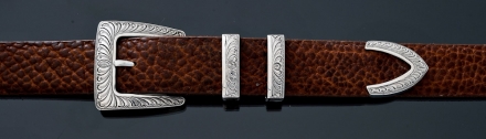EC68 1¼ 4 piece feather engraved buckle on Cognac American Bison